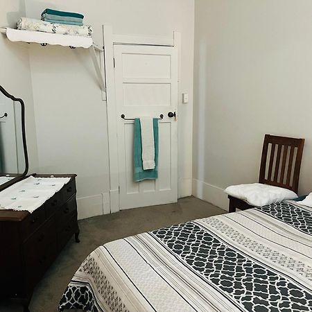 Wayne'S World Westport Hostel Bagian luar foto