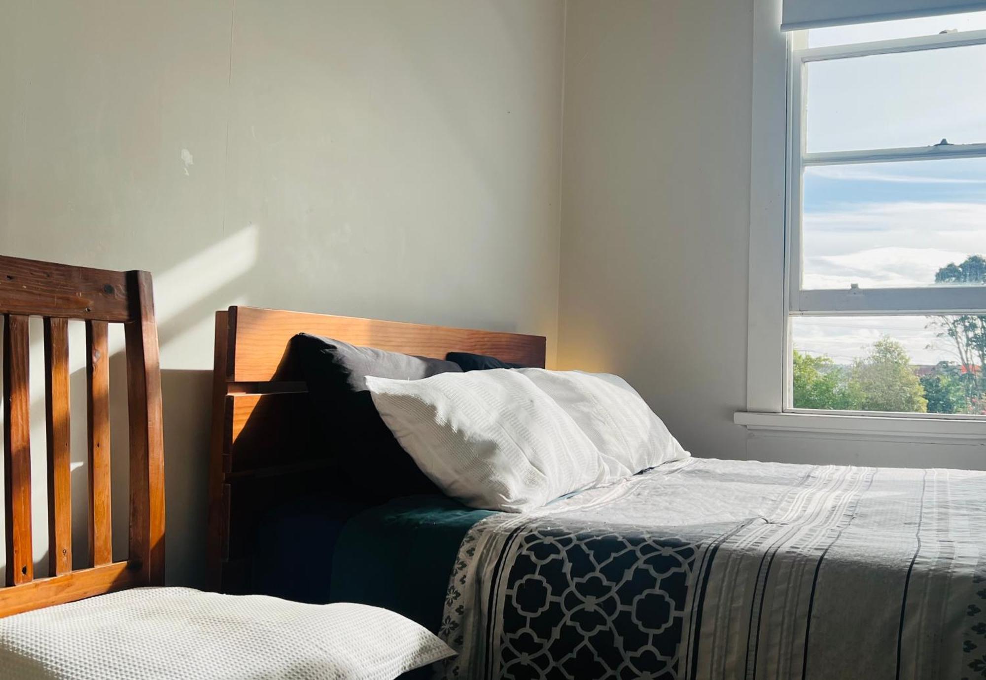 Wayne'S World Westport Hostel Bagian luar foto