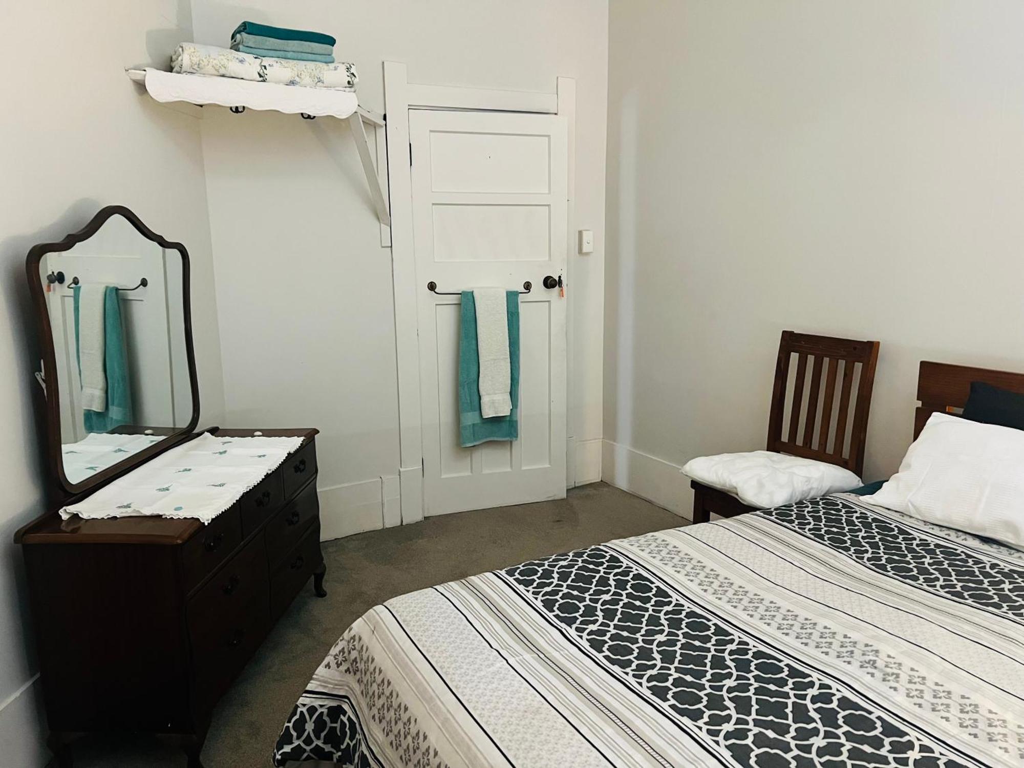 Wayne'S World Westport Hostel Bagian luar foto