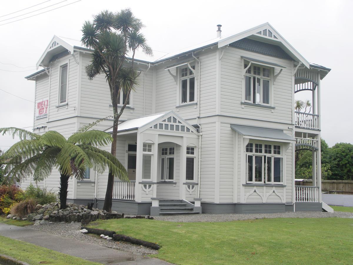 Wayne'S World Westport Hostel Bagian luar foto